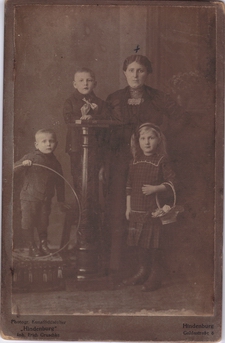 Zdjcie wykonane w Atelier Hindenburg.
